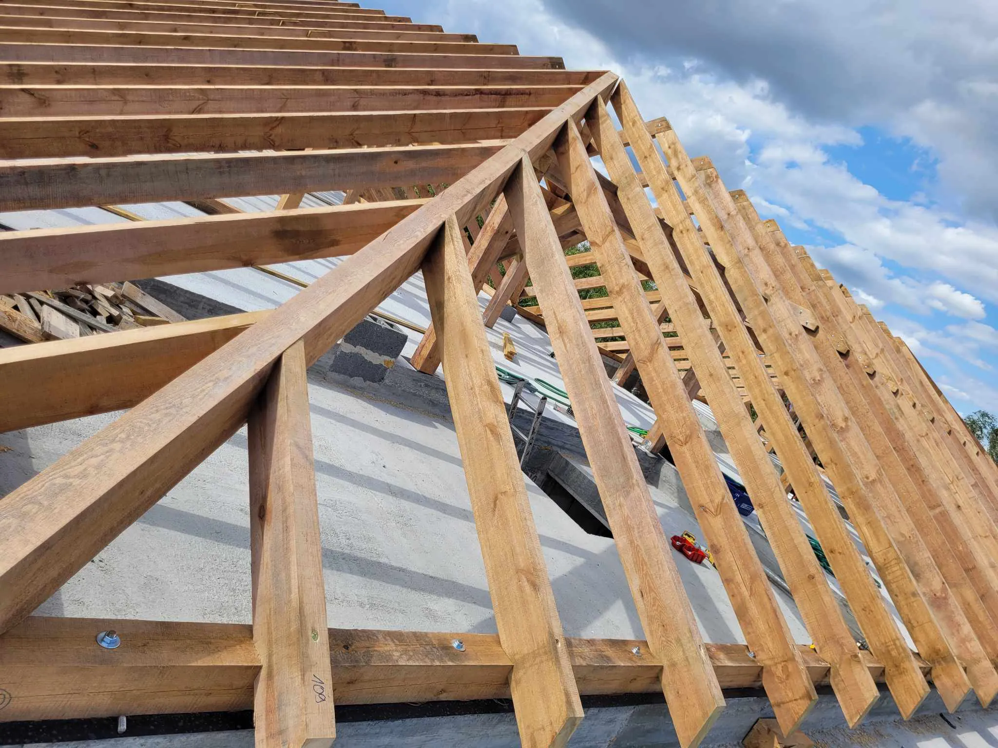 Montaż drewnianych wiązarów dachowych na gotowej płycie stropowej